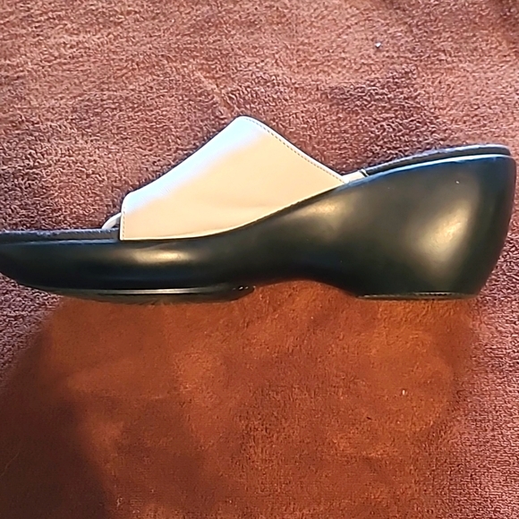 Covington white & black sandals 8M - Picture 4 of 11